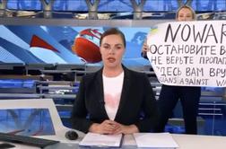 Moskva: deset policistov je ob 6. uri vdrlo v dom in jo aretiralo