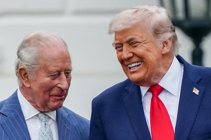 Donald Trump, kralj Karel III. | Donald Trump gosta ni užalil z omembo trenutnih sporov okrog vojne proti Iranu, ampak ga je spravil v smeh z besedami, da je njegova na Škotskem rojena mama Mary McLeod oboževala kraljevsko družino, za Karla III. – ko je bil ta še majhen princ – pa je menila, da je izjemno simpatičen. | Foto Reuters