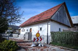 Veter poškodoval tudi rojstno hišo Franceta Prešerna #foto