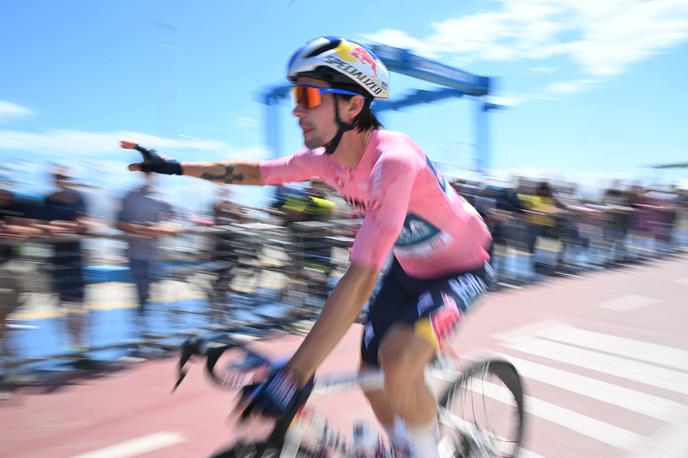 Primož Roglič, Giro 2025 | Primož Roglič je spet predal rožnato majico vodilnega na Giru. | Foto Guliverimage