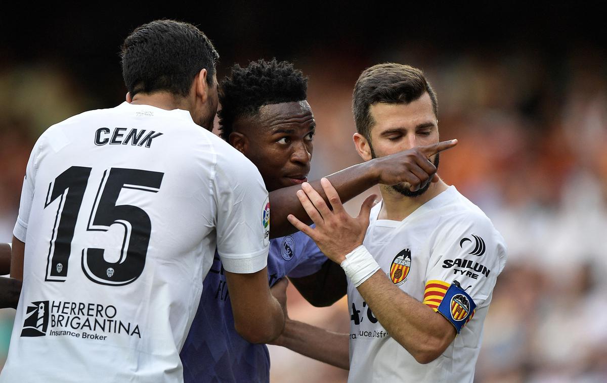 Vinicius Valencia Real | Trije navijači Valencie, ki so na lanski tekmi rasistično nadlegovali oziroma zlorabljali napadalca madridskega Reala Viniciusa Juniorja, so obsojeni na po osem mesecev zaporne kazni. | Foto Reuters