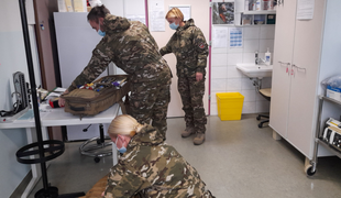 Bolnišnicam na pomoč še štiri ekipe Slovenske vojske