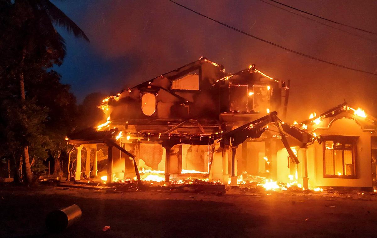 hiša požar | Tako je gorela hiša ministra Sanatha Nishantha. | Foto Reuters