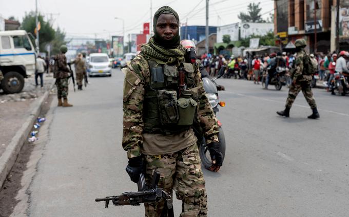 Člani uporniške skupine M23 patruljirajo po ulicah sredi spopadov med uporniki M23 in oboroženimi silami Demokratične republike Kongo (FARDC) v Gomi, provinci Severni Kivu v vzhodni Demokratični republiki Kongo. | Foto: Reuters