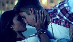 Justin Bieber v novem spotu še bolj zaljubljen