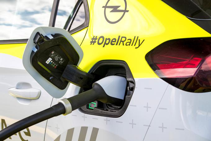 Polnjenje baterije je mogoče z močjo do 100 kilovatov, kar je enako kot pri serijski corsi-e. | Foto: Opel