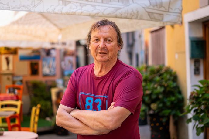 Drago Mislej - Mef, glasbenik | "Jaz nisem človek velikih odločitev. O skoraj ničemer se nisem zavestno odločal. Večina stvari se mi je preprosto zgodila. Dogajali so se mi sami slučaji," nam zaupa Mef. | Foto Liam Toni Šironjič