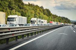 Trčili dva tovornjaka in dve osebni vozili