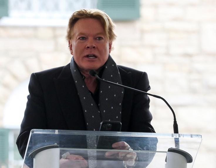 Pevec skupine Guns N' Roses Axl Rose je na slovesnosti zapel pesem November Rain. | Foto: Reuters