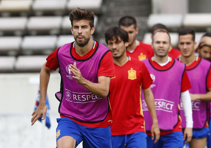 Zvezdniki Barcelone, ki branijo barve Španije, se bodo danes pomerili s hrvaškim soigralcem Ivanom Rakitićem. | Foto: 
