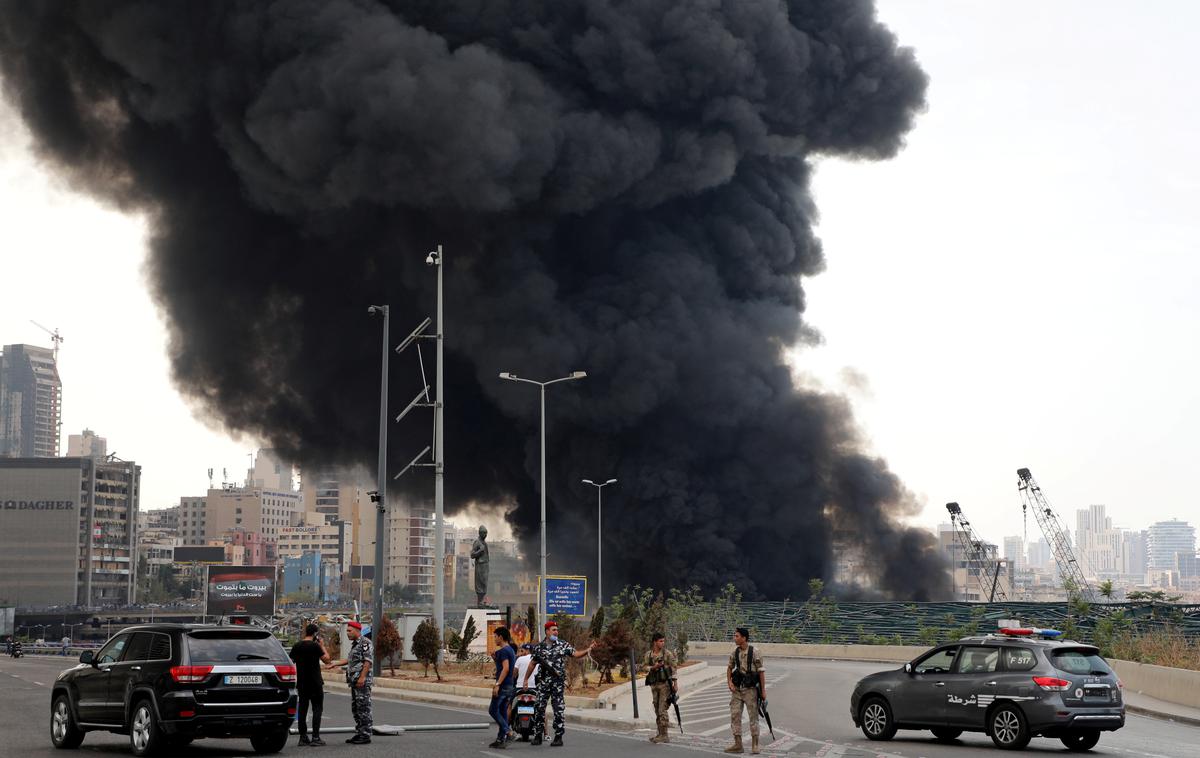 Požar v Bejrutu | Po eksploziji 4. avgusta v bejrutskem pristanišču v prestolnici nadaljujejo z varovanjem območja in čiščenjem razbitin. Delavci so tudi danes nadaljevali s čiščenjem v pristanišču. | Foto Reuters