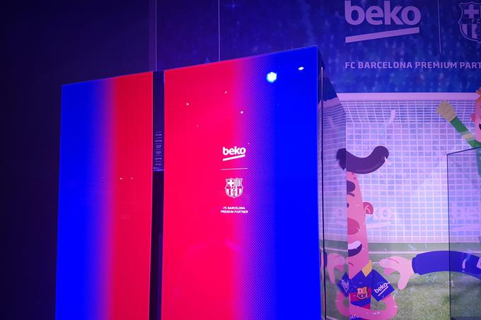 Kdaj bomo lahko hladilnik Beko z grbom FC Barcelone kupili pri nas? Prvi trg, kjer bodo novi gospodinjski aparati na voljo še letos, bo Španija. Na druge evropske trge, predvidoma tudi v Slovenijo, pa Barcelonina bela tehnika prihaja v prvi polovici prihodnjega leta, so pojasnili pri Beku. | Foto: 