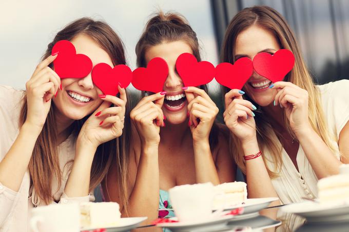 Naj bo dan žena v znamenju pravega prijateljstva. Posladkajte ga z doma pripravljeno sladico. | Foto: Getty Images