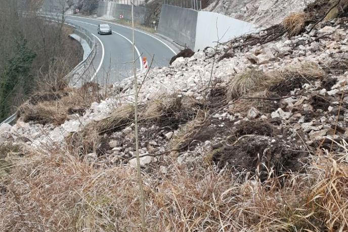 Podor | Cesto med Trbovljami in Zagorjem je ta mesec zasulo med deset in 15 tisoč kubičnih metrov materiala z brežine. | Foto Direkcija za infrastrukturo