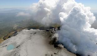 Japonski vulkan spet grozi, v nevarnosti tudi reševalci