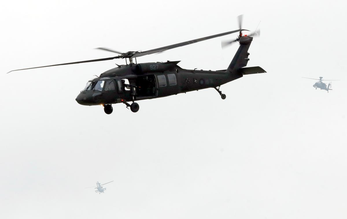 helikopter | Black hawk UH-60M je najnovejša različica znanega ameriškega večnamenskega vojaškega helikopterja. Nova različica ima najsodobnejšo komunikacijsko, navigacijsko in senzorsko opremo. Ob zračnih napadih je helikopter mogoče uporabiti tudi za transport, evakuacijo ranjenih, v iskalnih in reševalnih akcijah pa tudi pri gašenju požarov in nadzoru meje. | Foto Reuters