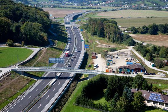 Ženski na nadvozu preprečila skok na avtocesto