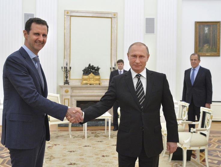 Al Asadu je z ruskim vojaškim posredovanjem leta 2015 vrgel rešilni pas Vladimir Putin. A zaradi vojne v Ukrajini Rusija ni mogla več tako pomagati Al Asadu. Ta je zdaj našel politično zavetje v Moskvi. Padec Al Asada je velik udarec za Rusijo, ki ima v Siriji tudi dve oporišči - pomorsko in letalsko (vprašanje je seveda, koliko časa še). Na fotografiji Al Asad in Putin v Moskvi leta 2017.  | Foto: Reuters