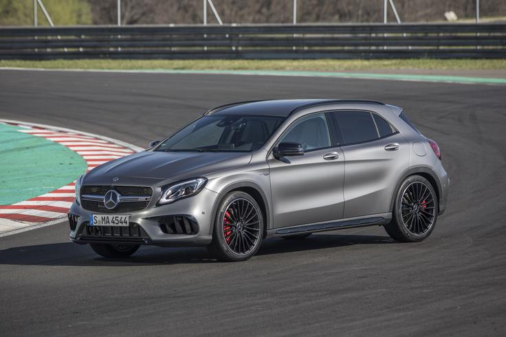 To je GLA v različici AMG, ki ga poganja dvolitrski motor z močjo 381 "konjev". To je najmočnejši štirivaljni serijski motor. Do 100 kilometrov na uro tak avtomobil pospeši v 4,4 sekunde. | Foto: Mercedes-Benz
