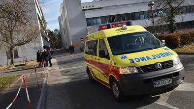 Delovna nesreča: 32-letnika vozilo stisnilo ob kabino, v bolnišnici podlegel poškodbam