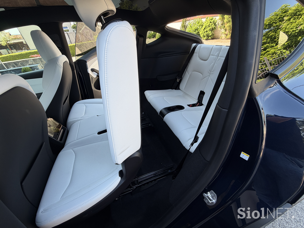 Tesla model Y 7 sedežev