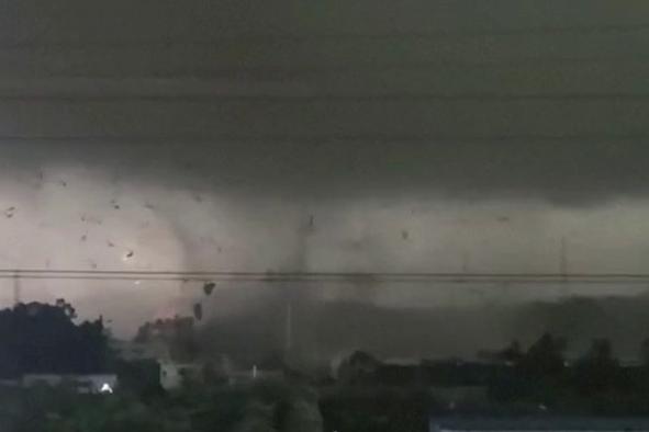 Na Kitajskem tornado terjal pet žrtev #video