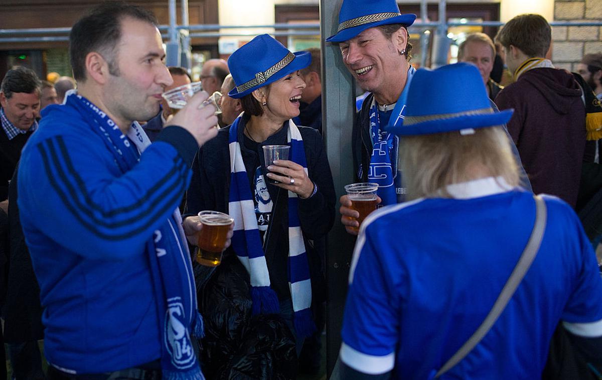 pivo Schalke | Koronakriza vpliva tudi na porabo piva. Nemški prvoligaš Schalke je zaradi popolne zaustavitve nogometnega dogajanja v pivovarno vrnil kar 8.000 litrov piva, ki je ostalo v rezervoarjih gostinskih lokalov na stadionu. | Foto Getty Images