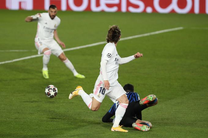 V 34. minuti je Luka Modrić izkoristil napako vratarja Atalante in podal Karimu Benzemaju za 1:0. | Foto: Guliverimage/Vladimir Fedorenko