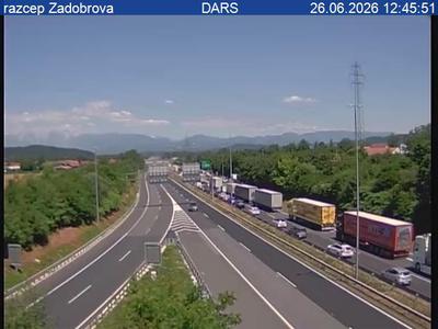Huda nesreča pri Ljubljani, umrla je 46-letna voznica. Obvoznica je zaprta.