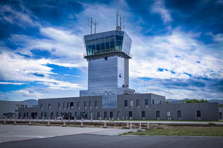 V Slovenski vojski je trenutno skupno 41 letal in helikopterjev, ki so večinoma razporejeni v Cerkljah. | Foto: Ana Kovač