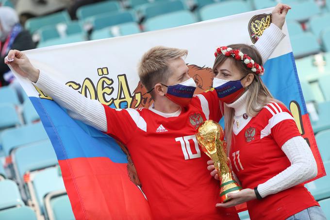 Ruski ljubitelji nogometa svoje reprezentance ne bodo videli na SP v Katarju. | Foto: Reuters