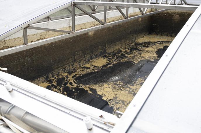 odlagališče odpadkov, Odprtje saniranega zaprtega odlagališča Rakovnik | Glede prihodnosti območja pa je župan dejal, da bi lahko to po zaključeni sanaciji postalo "lepa pohodniška pot". "To je bila delno že v preteklosti, tako da mislim, da bodo ljudje lahko opazili ogromno razliko, ki je nastala s to sanacijo," je dodal. | Foto Katja Kodba/STA