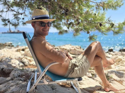 Anže Logar raje kot na žgočem soncu uživa pod borovcem
