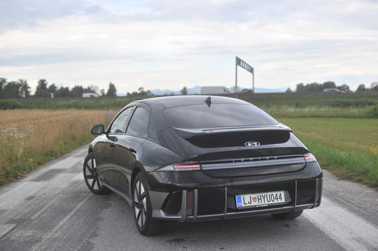 Ioniq 6 je imel pred prenovo zadaj dvojni zračni stabilizator. | Foto: Gregor Pavšič
