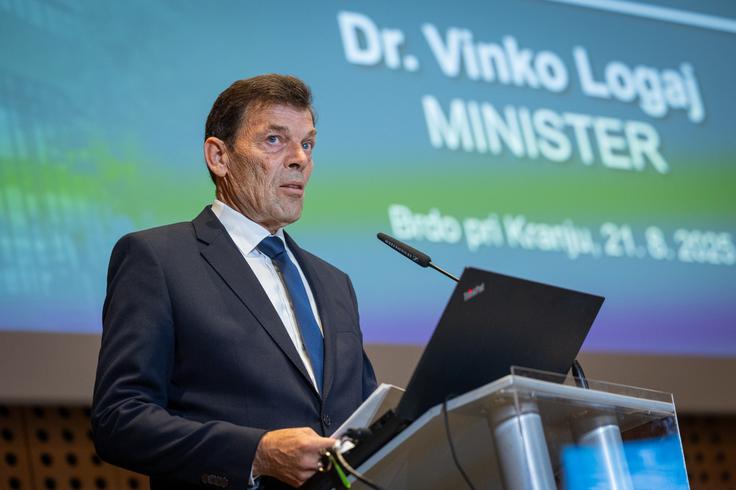 Šolsko leto prinaša več sistemskih in programskih novosti, za katere Logaj ocenjuje, da so "dobra osnova za krepitev sodobnega, odpornega in trajnostno naravnanega sistema vzgoje in izobraževanja". | Foto: STA