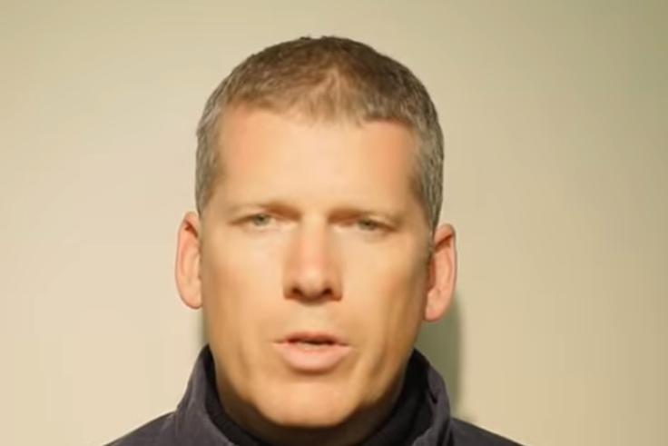 Mike Adams je s svojimi številnimi spletnimi stranmi, prek katerih širi zavajajoče novice, po mnenju številnih eden od glavnih krivcev za to, da ogromno ljudi danes ne zaupa več zdravnikom, znanstvenikom in drugim izobraženim ljudem, temveč v vsem vidijo laži globalnih elit. Adamsova spletna stran Natural News ima tudi precej zaslug za vse nižjo precepljenost v razvitih delih sveta. | Foto: YouTube / Posnetek zaslona
