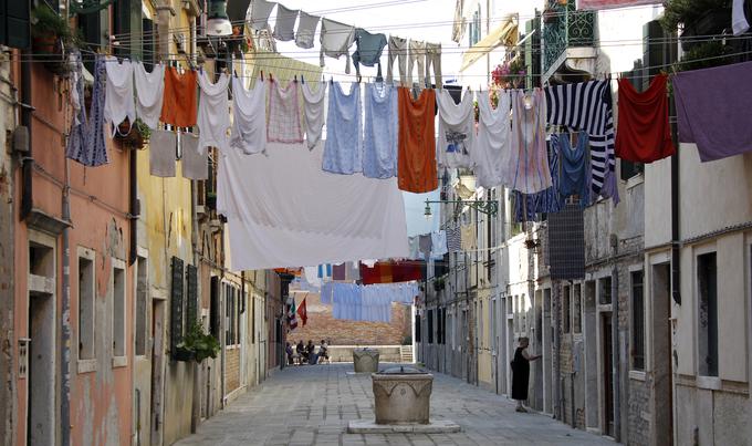 Beneške ulice se praznijo, saj vse več hiš in stanovanj oddajajo turistom. | Foto: Reuters
