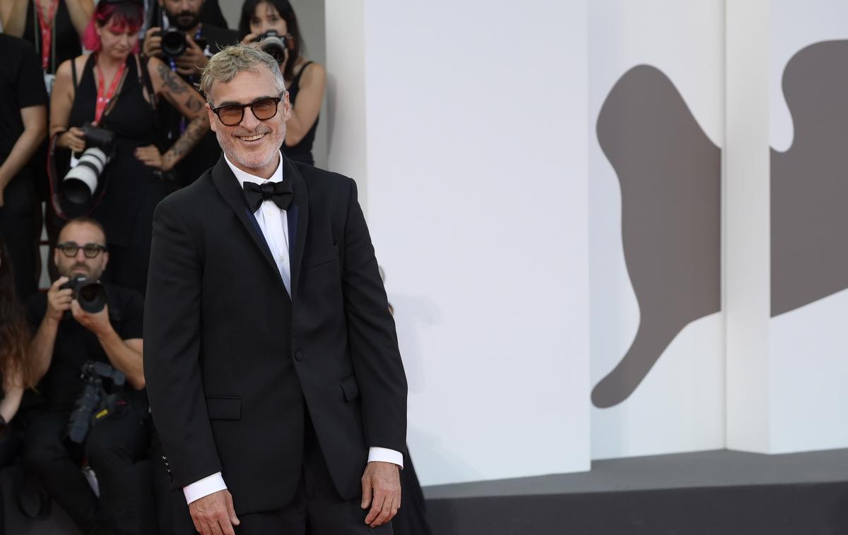 Joaquin Phoenix | Phoenix, ki je za vlogo v prvem filmu Joker prejel tudi oskarja za najboljšega igralca, je pred premiero novinarjem povedal, da je sanjal, da je nastopal kot Joker, ki piše pesmi, in je nato poklical Todda, ker je menil, da bi lahko iz tega kaj nastalo, še poroča AFP. | Foto Guliverimage