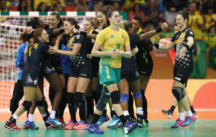 Brazilska rokometašica Eduarda Taleska žalostno zapušča igrišče, medtem ko je na drugi strani veliko veselje španskih rokometašic. | Foto: Getty Images