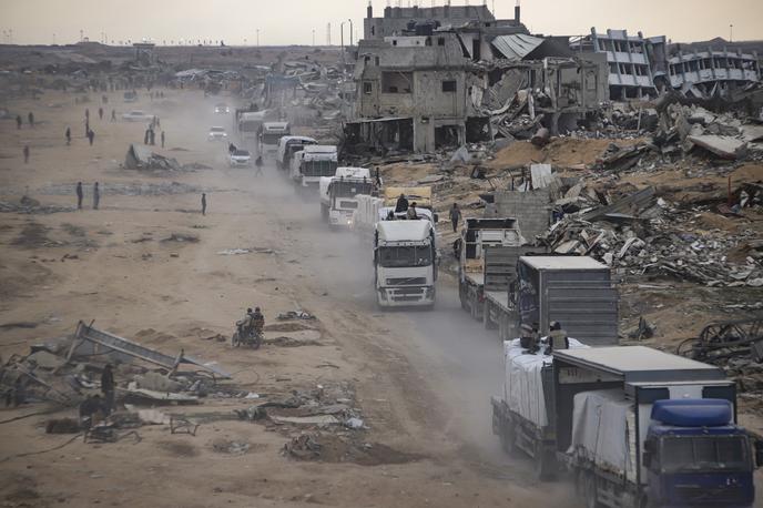 Gaza, tovornjaki, pomoč, hrana | Izraelska vojska je sporočila, da so njeni pripadniki v celoti obkolili Rafo na skrajnem jugu in mesto z zasedbo t. i. koridorja Morag odrezali od Han Junisa, ki leži nekoliko severneje. | Foto Guliverimage