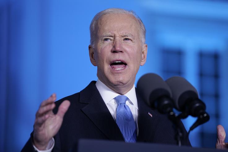 Joe Biden Biden je na začetku svojega predsednikovanja zelo hitro izgubljal podporo med volivci. Veliko je bilo tudi graj na njegov račun glede načina umika ameriške vojske iz Afganistana lani poleti. Verjetno se je Putinu zdel zelo šibek predsednik. A za zdaj se zdi, da Biden dobro vodi ZDA v "posredni vojni" s Putinovo Rusijo. Ameriška vojska se ne vpleta neposredno v vojno v Ukrajino, pač pa Američani skušajo čim bolj oborožiti ukrajinsko vojsko. Tudi ameriški umik iz Afganistana se, gledano za nazaj, zdi pravilna poteza, saj se lahko zdaj ZDA in njene zaveznice bolj posvečajo evropskim zadevam in vojni v Ukrajini. | Foto: Guliverimage/Vladimir Fedorenko