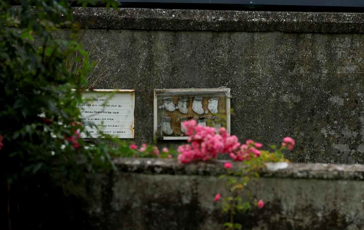 Tuam grobišče | Na območju nekdanjega doma za otroke in matere so ljudje po odkritju, da je pod njim množično grobišče, uredili spominski vrt. V njem ljudje puščajo spominke in sporočila. | Foto Reuters