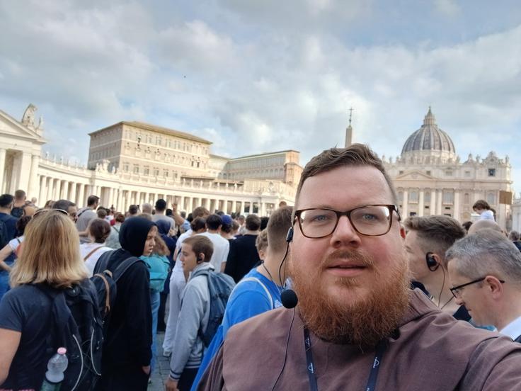 "Glede teoloških vprašanj menim, da bo dajal prednost predvsem duhovni teologiji in pa družbeni razsežnosti krščanskega pričevanja, kar nenazadnje napoveduje že izbira imena. Vsekakor bo želel v luči bogatega izročila nagovoriti sodobne izzive Cerkve in družbe, kot je denimo umetna "inteligenca", spoštovanje človeškega dostojanstva, razmerje med naravo in kulturo …" je prepričan Bogataj, ki je papeževo izvolitev pretekli četrtek v živo spremljal tudi na trgu pred baziliko svetega Petra. | Foto: osebni arhiv/Jan Dominik Bogataj