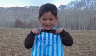 Afganistanec v dresu iz plastične vrečke bi rad obiskal Messija