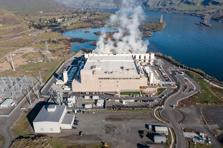 Iz hladilnih sistemov Googlovega podatkovnega centra v ameriški zvezni državi Oregon se dviguje para.  | Foto: Shutterstock