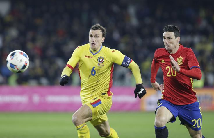 Vlad Chiriches je član najbolj zvenečega kluba, a pri Napoliju igra bolj malo.  | Foto: 