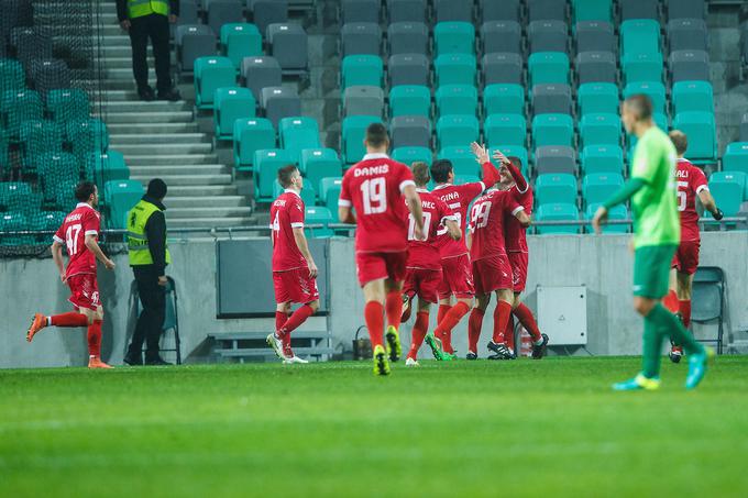 Žiga Škoflek je v 10. minuti premagal Roka Vodiška in utišal okrog tisoč gledalcev v Stožicah. | Foto: Grega Valančič/Sportida