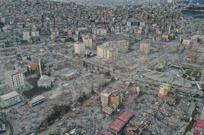 Turčija, potres, škoda | Dokončna ocena škode bo služila kot podlaga za donatorsko konferenco za popotresno obnovo, ki bo prihodnji teden v Bruslju. Po nekaterih ocenah naj bi bilo škode za več kot sto milijard dolarjev. | Foto Reuters