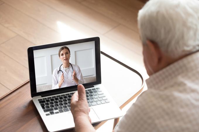 Nekatere ustanove v času novega koronavirusa starostnikom nudijo virtualno pomoč v obliki Zoom povezave z zdravnikom. | Foto: Getty Images