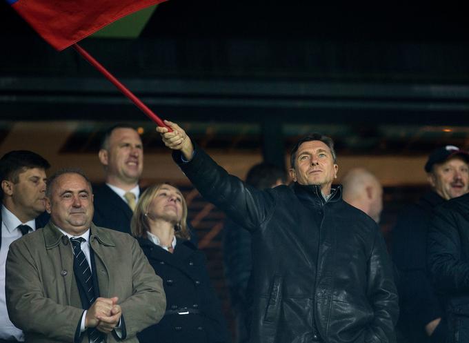 Ko se je tekma začela, je predsednik Pahor ponosno pomahal s slovensko trobojnico. To je postala že ustaljena navada, ko spremlja športni dogodek, na katerem nastopa slovenska reprezentanca. Izbrani vrsti je ugoden rezultat privoščil tudi začasni predsednik NZS Radenko MIjatović (levo). | Foto: Vid Ponikvar